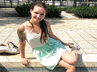 Deutscher College Teen Mia de Boom verführt dicken Pimmel
