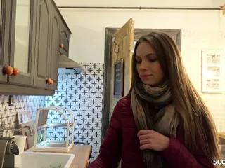 Teen Veronica beim Casting tief in den Arsch gefickt
