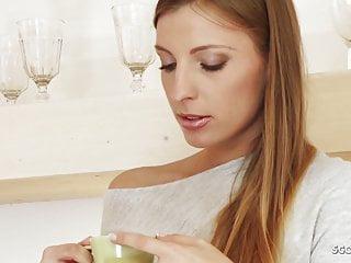 Geschwister verführen ihre behaarte Muschi zum ersten Analverkehr