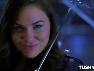 Tätowierter pornostar karmen karma in den Arsch gefickt