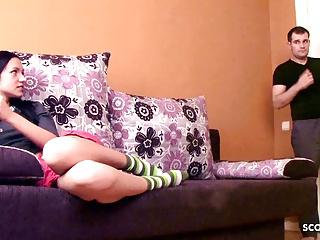 Süsse Stiefschwester wird von Bruder erwischt