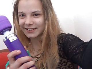 Zierliche 18 jährige deutsche Teen mit großen Titten wird anal gefickt