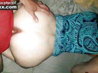 Vollbusige Araberin macht es sich vor der Kamera