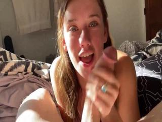 Ein scharfes Amateurm&auml;del schafft es den ganzen Schwanz zu Deepthroaten - Deepthroat