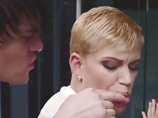 Er gibt seiner Stiefschwester ihren ersten Analfick Orgasmus