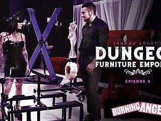 Sklavin Joanna Angel bei hartem bdsm Sex in der Videothek