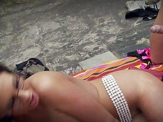 Vollbusige Lady Emma hat spaß mit einem harten Schwanz im Arsch