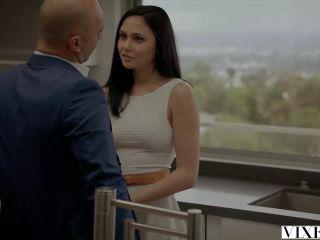 Die tenant Ariana Marie wird in den Arsch gefickt