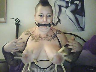 Mollige Frau in Latex und Dildo gequält