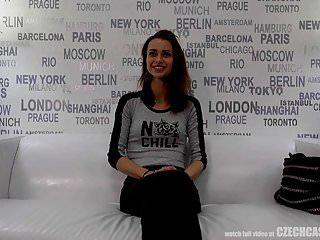 Super süsse 25yo versuchen es anal mit dem Kameramann