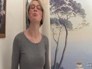 Hübsche französische Blondine wird anal gefickt und vollgespritzt