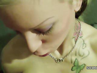 Junger Kerl fickt junge Hure in den Arsch und filmt alles