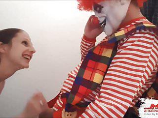 Armer Blondine treibt es mit einem Clown