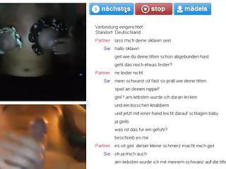 Geile sexsklavin mit abgebundenen vor der Webcam