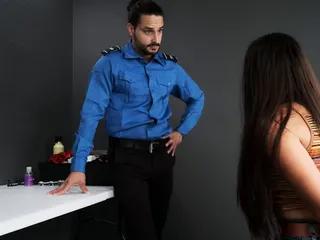 Die geile Milf von nebenan schiebt sich Sextoys in die Löcher