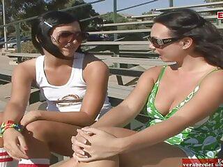 Dildo anal Sex mit zwei natürlichen Brünetten Teen - anal Lesben