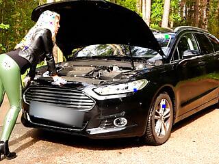 Im Auto wird gefickt und die Titten gespritzt