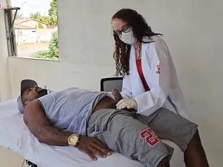 Sie hat spaß mit ihrem Mann im Büro