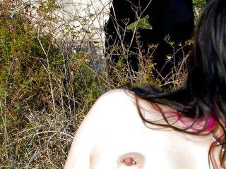 Fettärschiges Mädel mit roten Haaren geniesst es anal