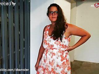 Dirty hobbyteen mit dicken Arsch verführt und schluckt Sperma